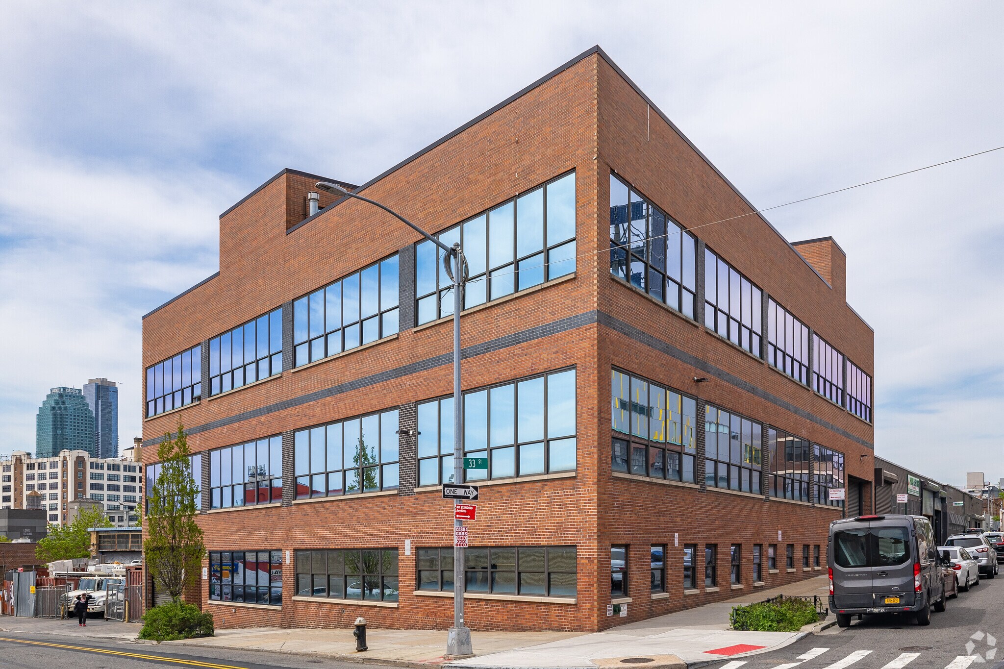 32-45 Hunters Point Ave, Long Island City, NY à louer Photo principale– Image 1 sur 10