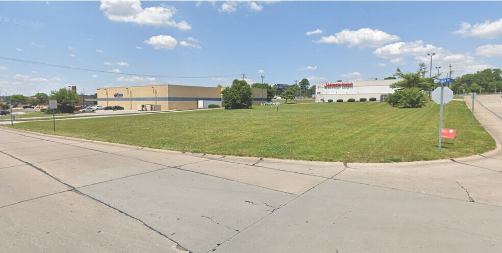 8 Plaza Way, Saint Charles, MO à vendre - Photo de l’immeuble – Image 2 sur 2