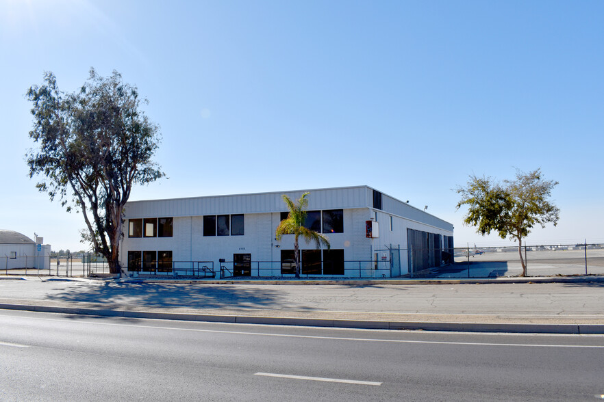 2103 Airport Dr, Bakersfield, CA à vendre - Photo de l’immeuble – Image 3 sur 18