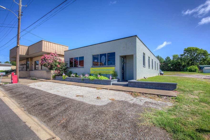 107 E Locust, Winnsboro, TX à vendre - Photo de l’immeuble – Image 1 sur 12