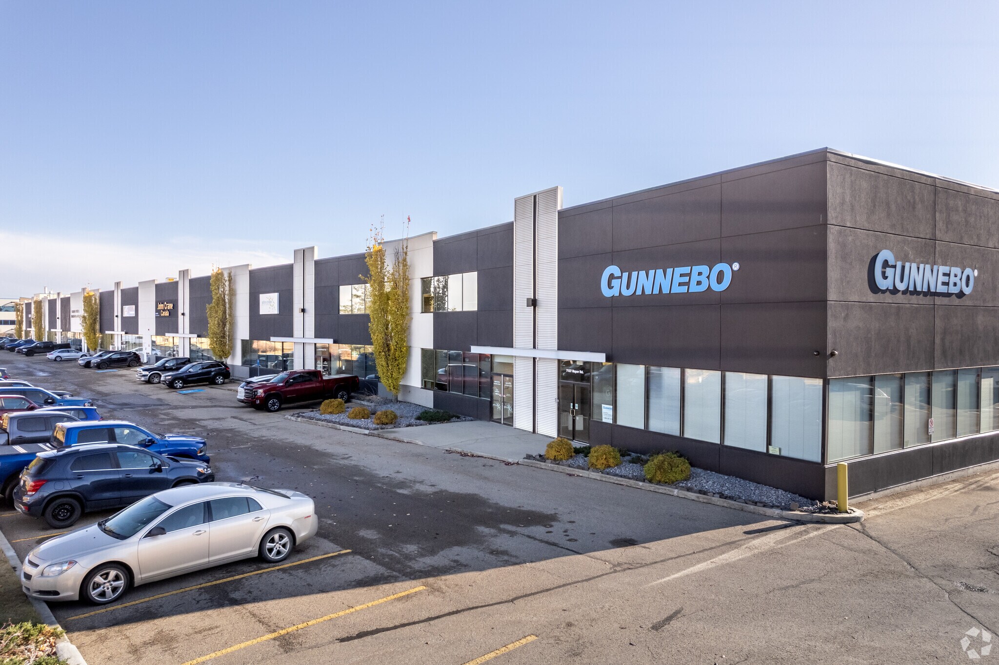 7003-7127 Roper Rd NW, Edmonton, AB à louer Photo principale– Image 1 sur 3