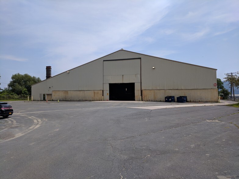 1106 River Rd, New Windsor Township, NY à vendre - Photo de l’immeuble – Image 2 sur 13