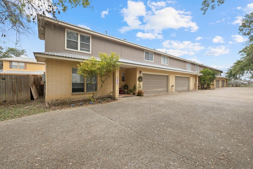 1627-1641 Kuehler, New Braunfels, TX à vendre - Photo de l’immeuble – Image 2 sur 59
