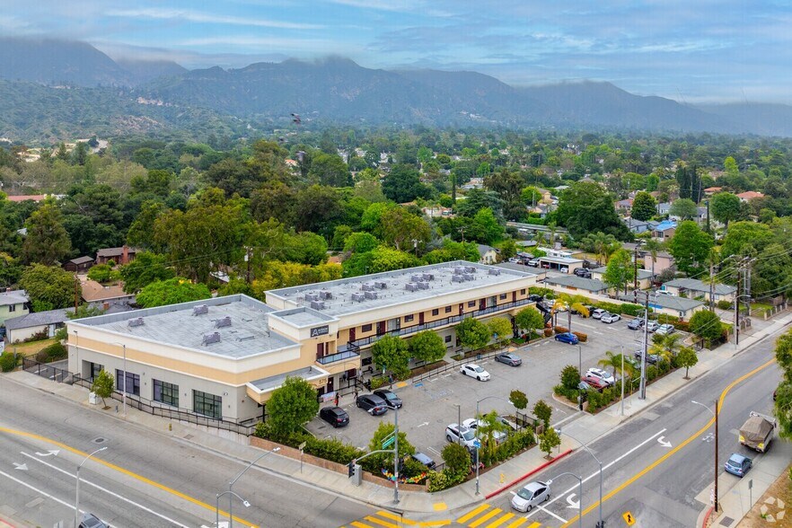 575 W Altadena Dr, Altadena, CA à louer - Photo de l’immeuble – Image 1 sur 9