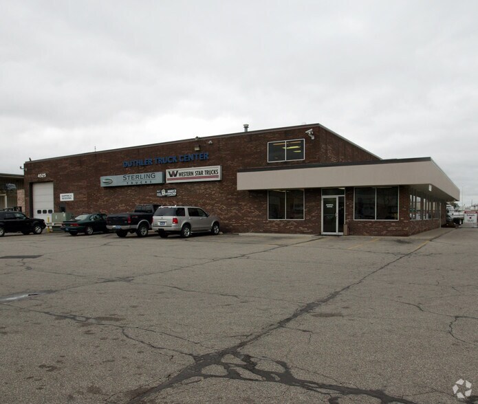 4525 Clay Ave SW, Grand Rapids, MI à louer - Photo de l’immeuble – Image 2 sur 4
