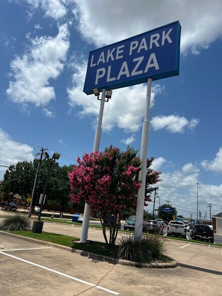 359 Lake Park Rd, Lewisville, TX à vendre - Photo de l’immeuble – Image 3 sur 12