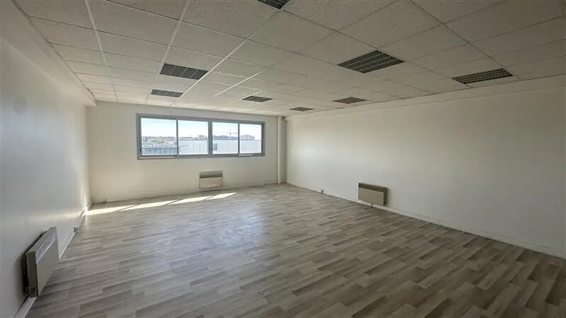 Bureau dans Neuilly-Plaisance à louer - Photo de l’immeuble – Image 1 sur 6
