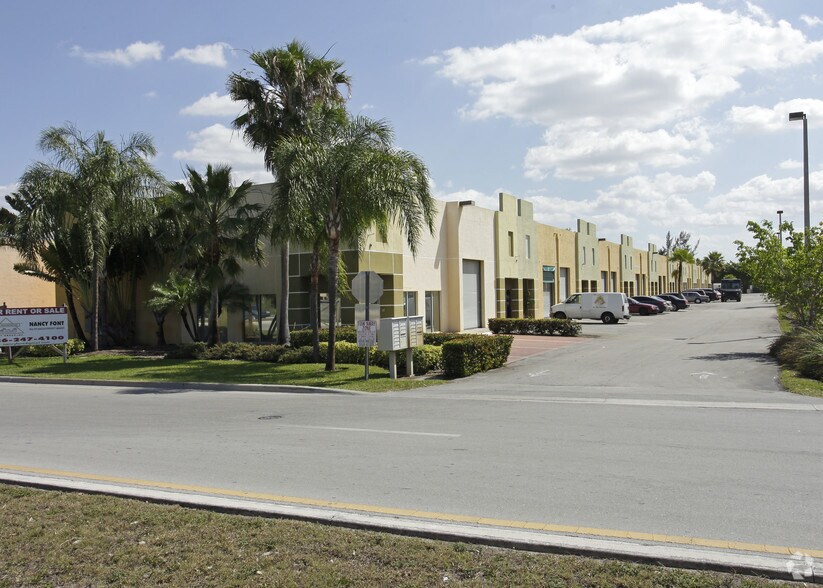 13117 NW 107th Ave, Hialeah Gardens, FL à vendre - Photo principale – Image 1 sur 1