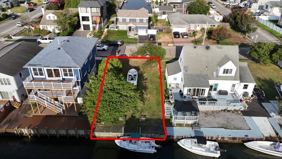 103 Bay dr, Babylon, NY à vendre - Photo principale – Image 1 sur 1