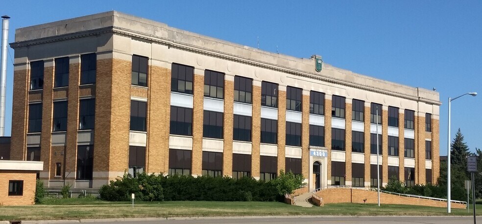 4300 S Saginaw St, Flint, MI à louer - Photo de l’immeuble – Image 1 sur 7
