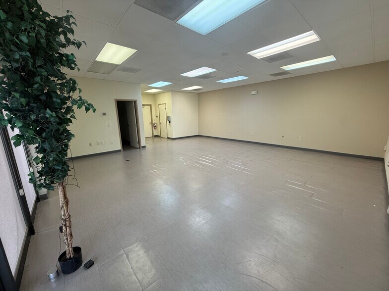 3220 W Charleston Blvd, Las Vegas, NV à louer - Photo de l’immeuble – Image 2 sur 28