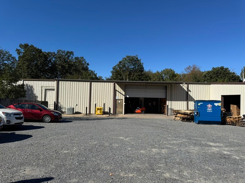 100% Occupied Industrial Property portefeuille de 2 biens à vendre sur LoopNet.fr - Photo de l’immeuble – Image 3 sur 8