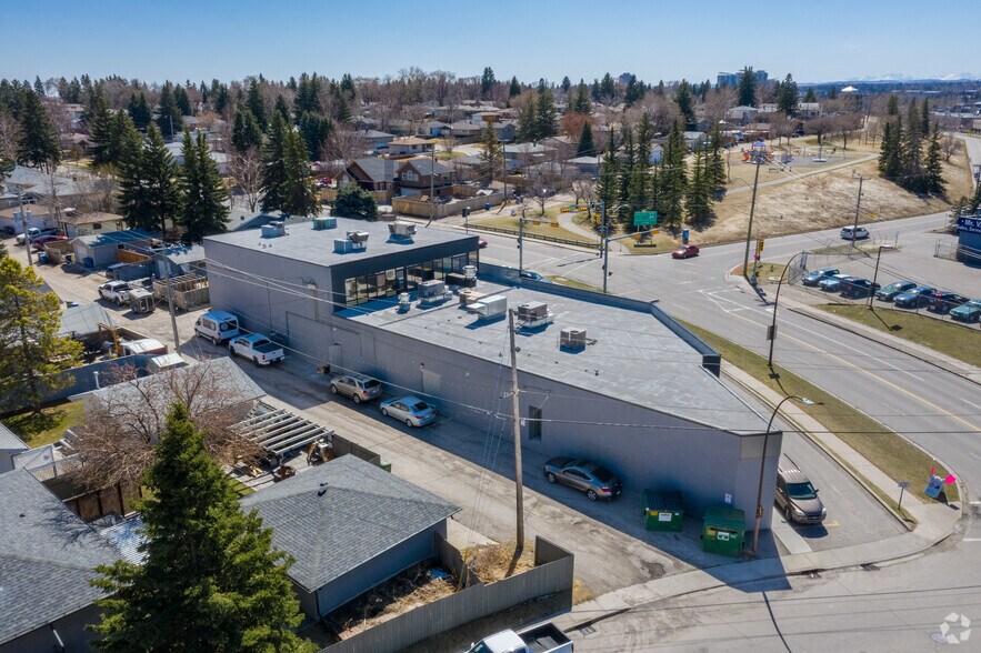 7220 Fairmount Dr SE, Calgary, AB à vendre - Photo de l’immeuble – Image 3 sur 11