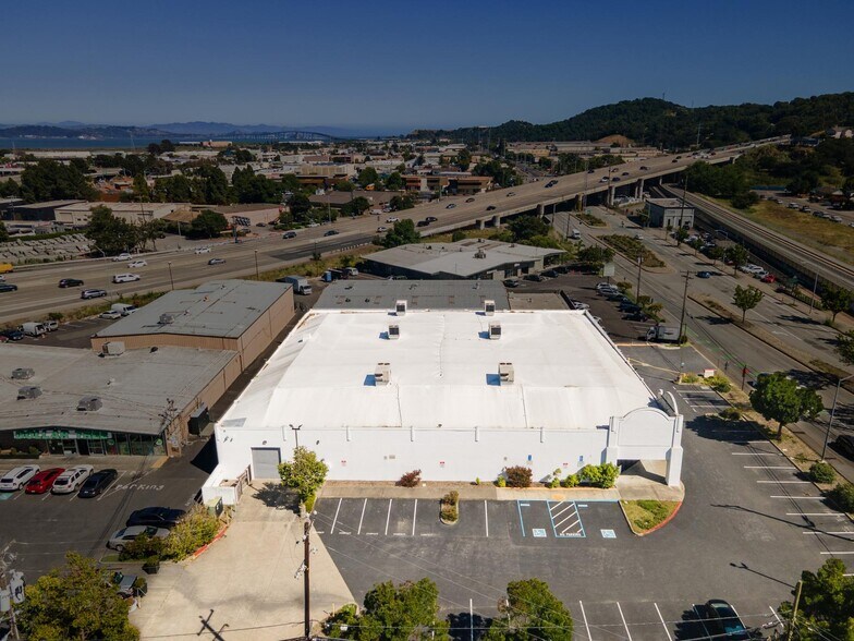 869 W Francisco Blvd, San Rafael, CA à louer - Photo de l’immeuble – Image 3 sur 15