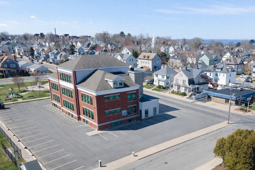 1151 Robeson St, Fall River, MA à vendre - Photo de l’immeuble – Image 3 sur 17