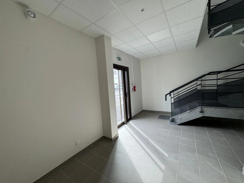 Local d’activités dans Osny à louer - Photo intérieure – Image 2 sur 16