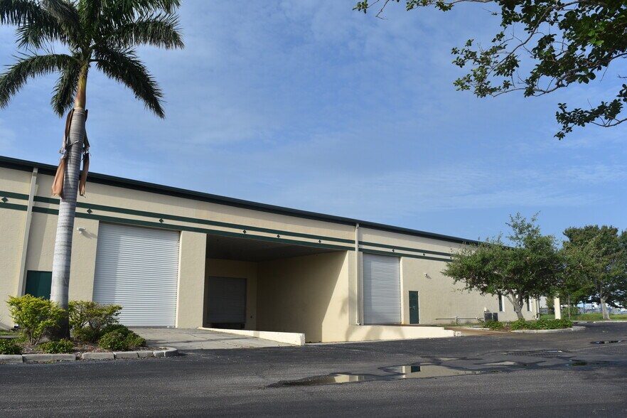 13000 Automobile Blvd N, Clearwater, FL à louer - Photo de l’immeuble – Image 2 sur 17