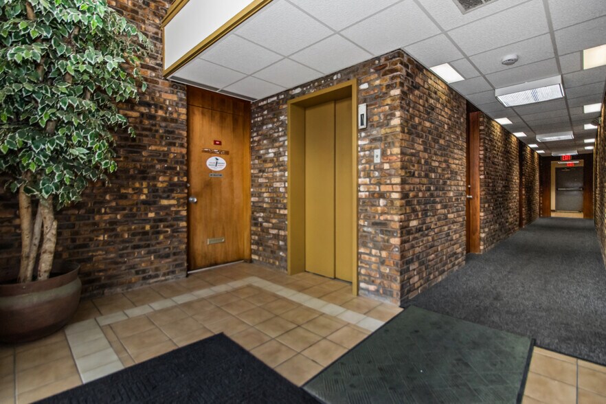 315-345 W Northwest Hwy, Palatine, IL à louer - Photo de l’immeuble – Image 3 sur 9