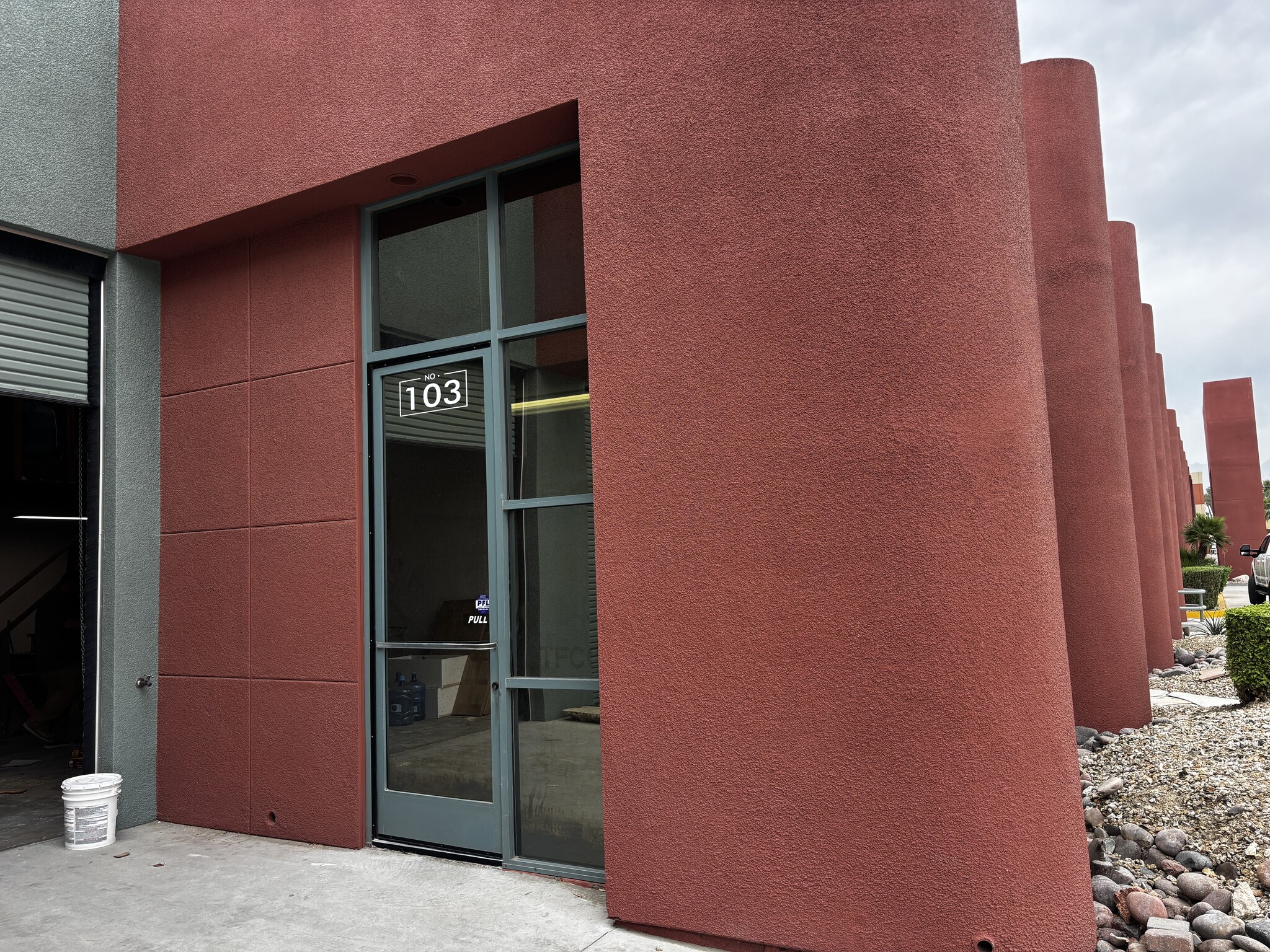 77-899 Wolf Rd, Palm Desert, CA à louer Photo de l’immeuble– Image 1 sur 7