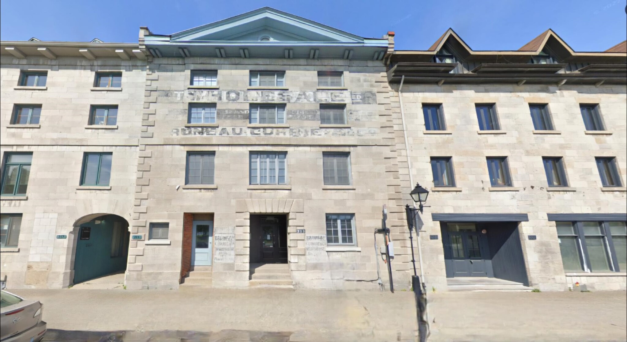211 Rue de la Commune O, Montréal, QC à vendre Photo de l’immeuble– Image 1 sur 9