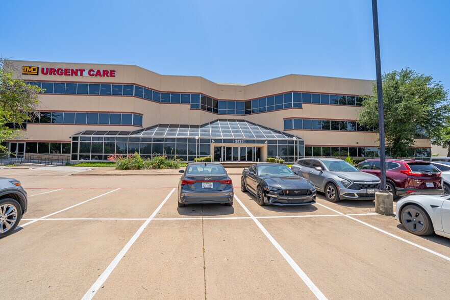 2828 E Trinity Mills Rd, Carrollton, TX à vendre - Photo de l’immeuble – Image 3 sur 36