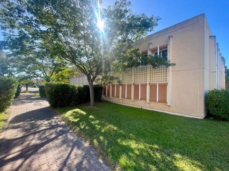 56 Avenue Blaise Pascal, Vitrolles à louer - Photo de l’immeuble – Image 1 sur 19