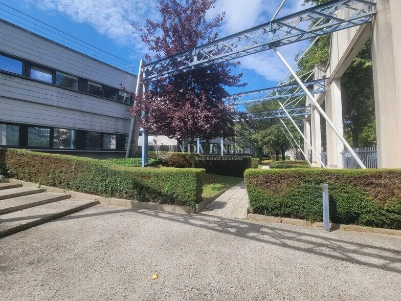 Bureau dans Saint-Denis à louer - Photo de l’immeuble – Image 2 sur 10