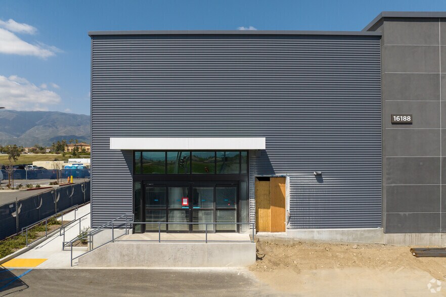 16188 S Highland Ave, Fontana, CA à louer - Photo de l’immeuble – Image 3 sur 8