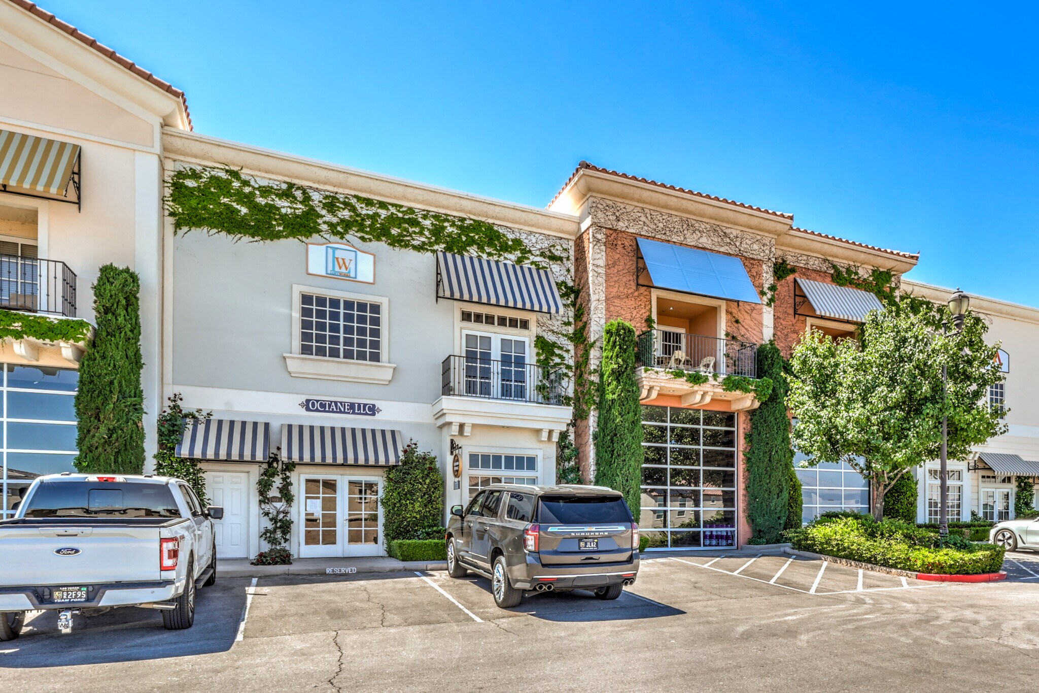 6415 S Tenaya Way, Las Vegas, NV à vendre Photo de l’immeuble– Image 1 sur 23