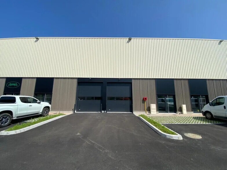 Local d'activités dans Rillieux-la-Pape à vendre - Photo de l’immeuble – Image 1 sur 4