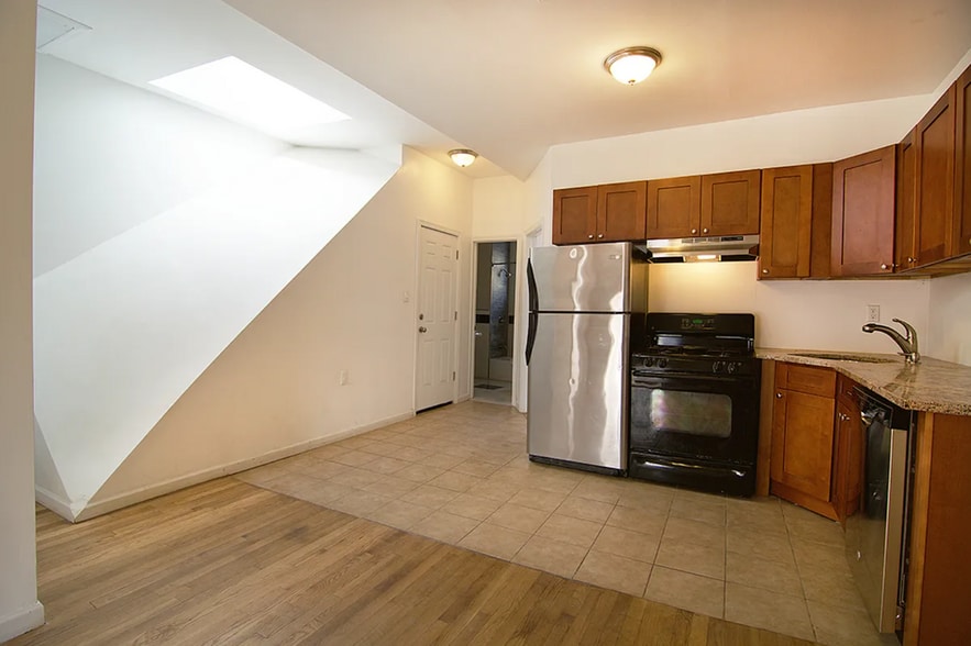 855 Wyckoff Ave, Ridgewood, NY à vendre - Photo de l’immeuble – Image 2 sur 6