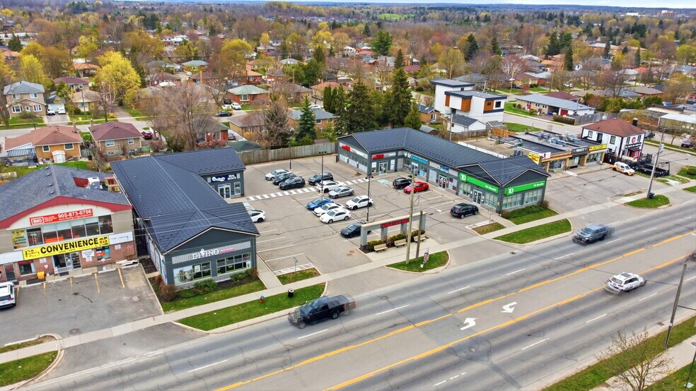 156 & 158 Guelph St portefeuille de 2 biens à vendre sur LoopNet.fr - Photo de l’immeuble – Image 2 sur 17