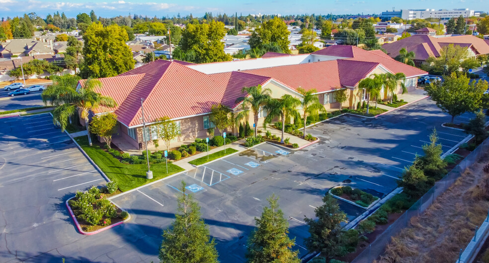 7575 N Fresno St, Fresno, CA à louer - Photo de l’immeuble – Image 1 sur 7