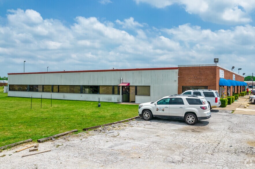896 N Mill St, Lewisville, TX à louer - Photo de l’immeuble – Image 2 sur 4