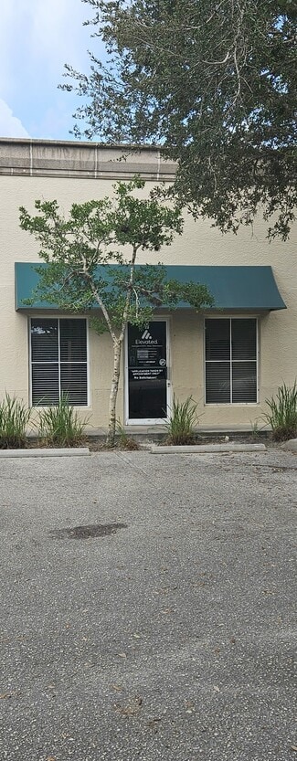 Plus de détails pour 1076 Business Ln, Naples, FL - Local d'activités à louer