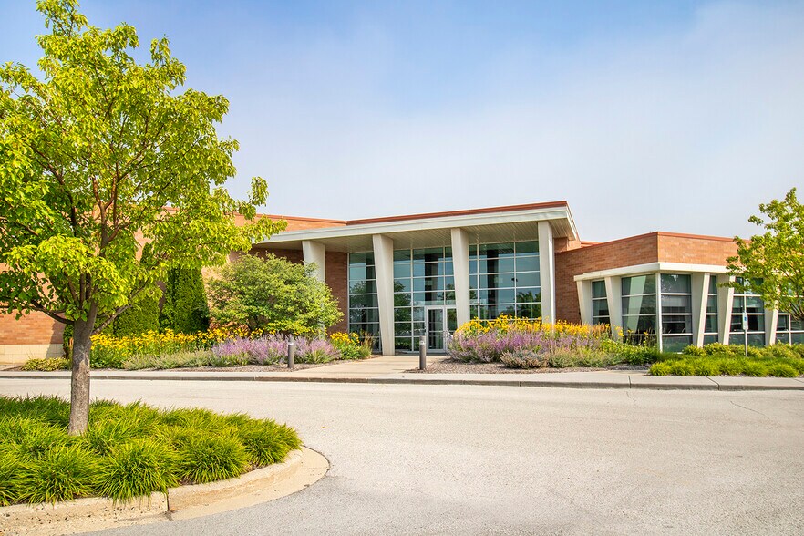 12080 N Corporate Pky, Mequon, WI à vendre - Photo de l’immeuble – Image 2 sur 10