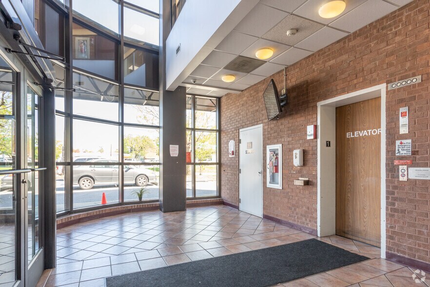 6323 Georgia Ave NW, Washington, DC à vendre - Hall d’entrée – Image 3 sur 12