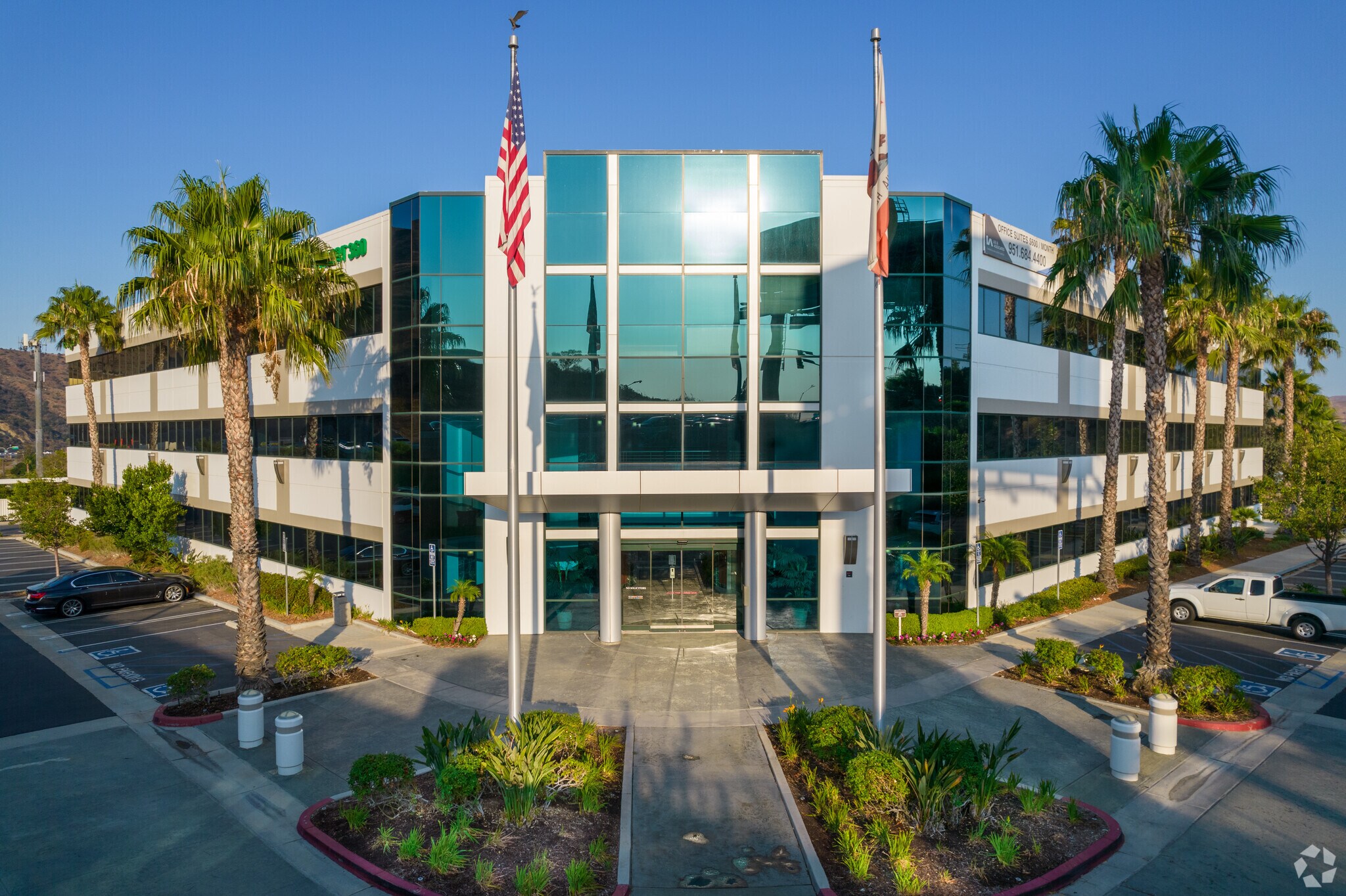 4740 Green River Rd, Corona, CA à louer Photo principale– Image 1 sur 17