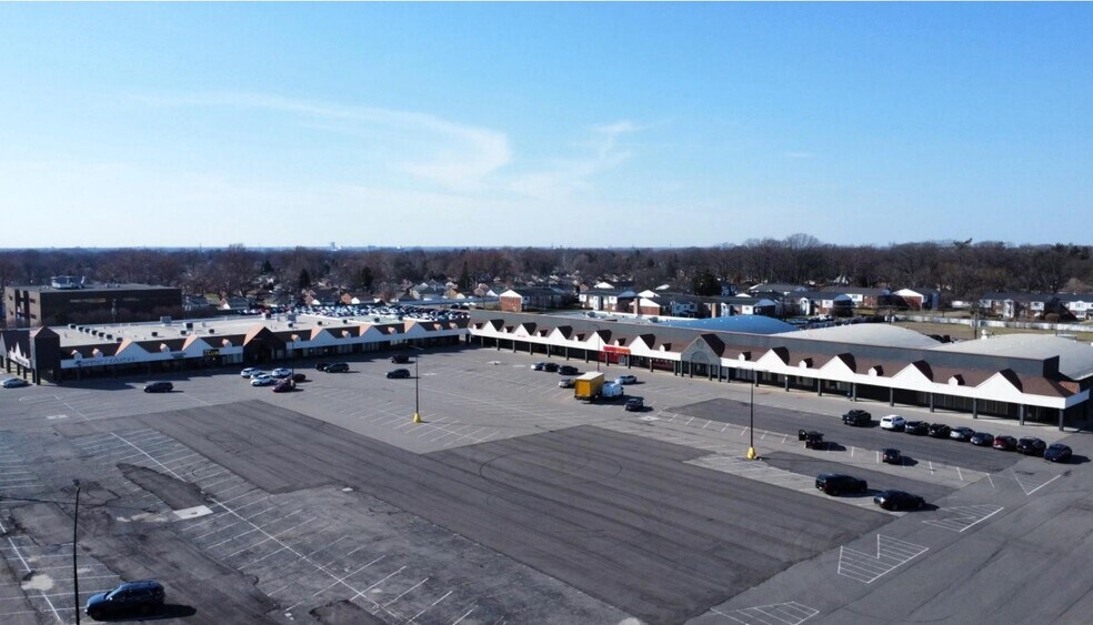 5633-5847 E Thirteen Mile Rd, Warren, MI à louer - Photo de l’immeuble – Image 3 sur 8
