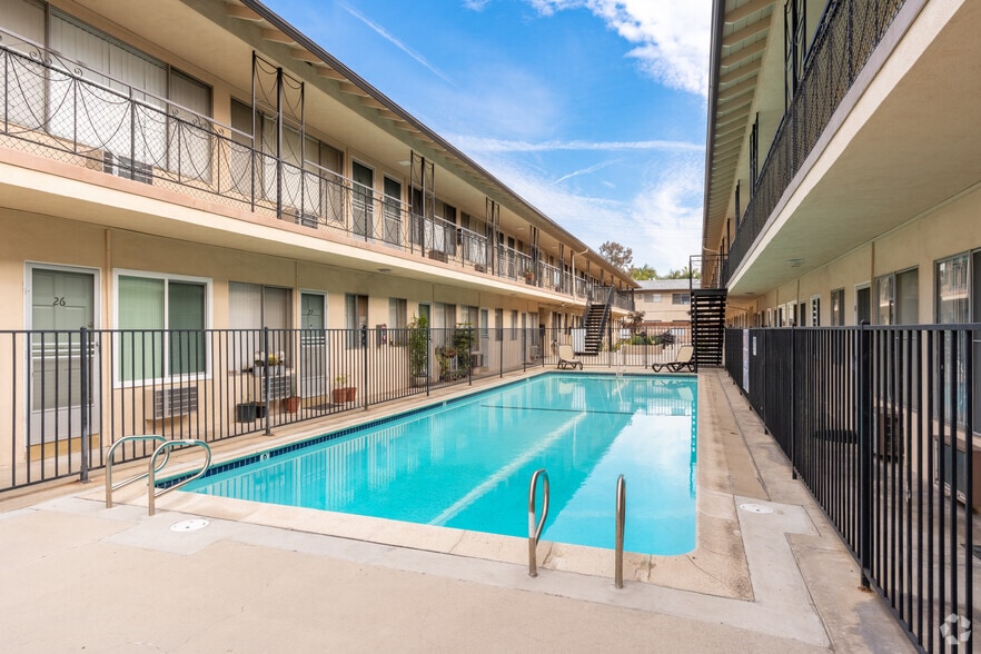 618-620 W Route 66, Glendora, CA à vendre - Photo principale – Image 1 sur 24