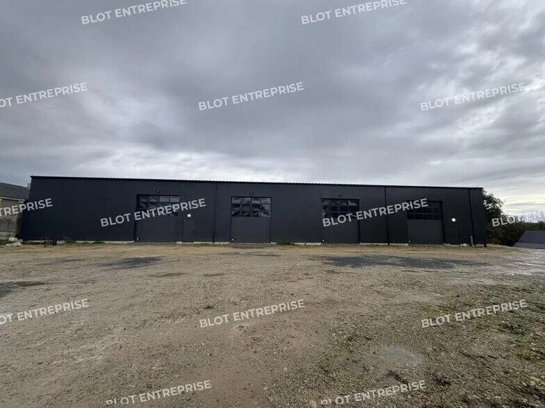 Local d’activités dans Kersaint-Plabennec à louer - Photo de l’immeuble – Image 1 sur 6