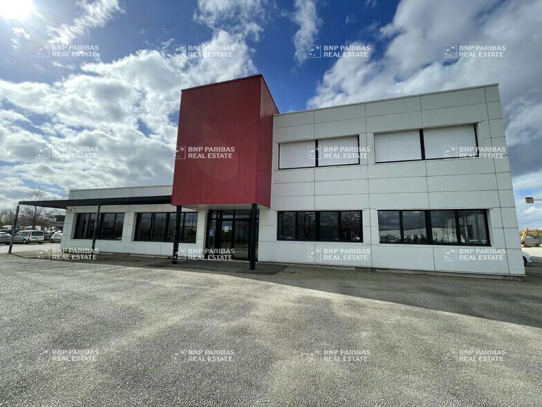 Local d’activités dans Saint-Sauveur-des-Landes à louer - Photo de l’immeuble – Image 1 sur 7