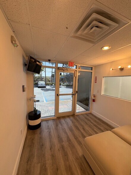 7865 NW 46th St, Doral, FL à louer - Photo de l’immeuble – Image 3 sur 21