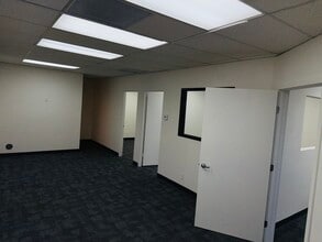 4891 Ronson Ct, San Diego, CA à louer Photo intérieure– Image 2 sur 13