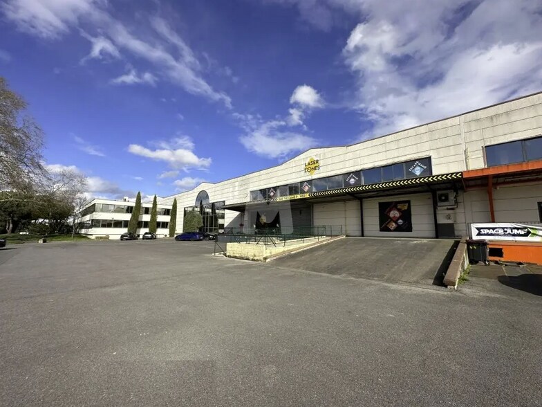 Local d’activités dans Évry à louer - Photo de l’immeuble – Image 1 sur 1