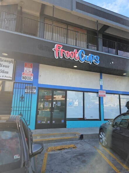 7353 Melrose Ave, Los Angeles, CA à louer - Photo de l’immeuble – Image 2 sur 7