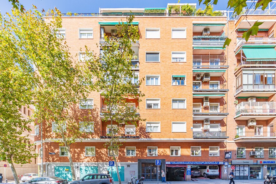 Calle De La Infanta Mercedes, 39, Madrid, Madrid à vendre - Photo de l’immeuble – Image 2 sur 2