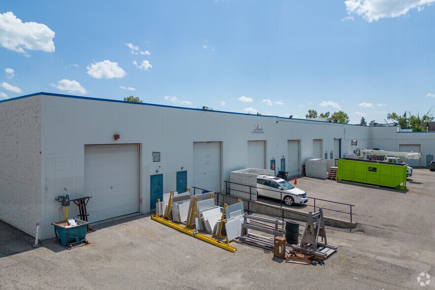 1530 27th Ave NE, Calgary, AB à louer - Photo de l’immeuble – Image 3 sur 13