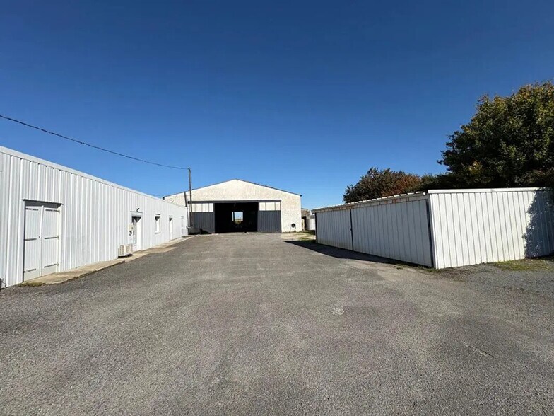 Local d'activités dans Pons à vendre - Photo de l’immeuble – Image 2 sur 18