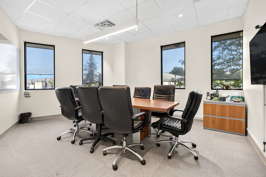 5495 Canotek Rd, Ottawa, ON à louer - Photo de l’immeuble – Image 3 sur 11
